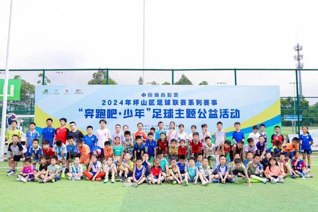 奥斯梅恩在热身赛中与对手发生激烈冲突